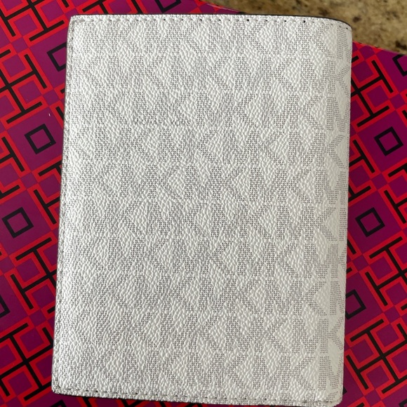 New Mk passport wallet - Picture 5 of 6